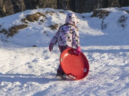 В Запорожской области школьница едва на разбилась, катаясь на снежной горке (ВИДЕО)
