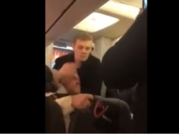 Выбили зубы и били лежачего по голове: в самолете Львов-Киев пьяного пассажира жестоко наказали. ВИДЕО
