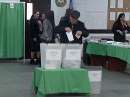 На досрочных выборах в Азербайджане побеждает партия Алиева
