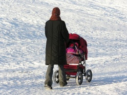 В Одессе женщина гуляла с ребенком и провалилась в трехметровую яму