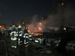 Новый пожар в Одессе: на штрафплощадке сгорело 20 автомобилей (ФОТО)