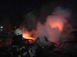 Кругом дым и пламя: в Одессе сгорели десятки машин - ФОТО
