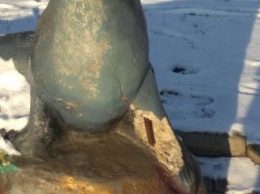 В Бердянске вандалы разрушили десятки скульптур (ФОТО)