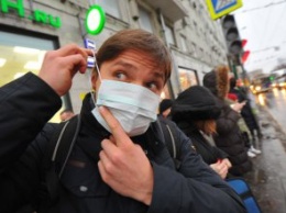 Разгар эпидемии: в половине днепровских аптек нет медицинских масок