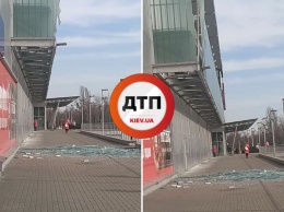 В Киеве с торгового центра рухнуло огромное стекло: спасатели озвучили причину