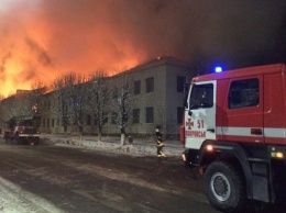В Мирнограде сгорело заброшенное здание в центре города