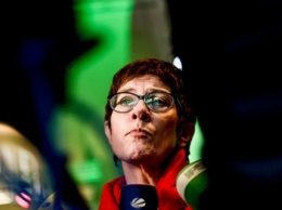 Преемница Меркель на посту главы ХДС отказалась стать канцлером