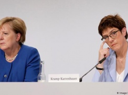 Комментарий: Провал преемницы Меркель - политическое землетрясение для ФРГ