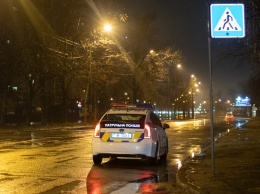 В Киеве на Троещине водитель Ford сбил девушку и спрятал машину во дворах: пострадавшая в реанимации