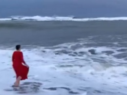 ''Остановись, Надежда!'' Савченко в красном платье искупалась в океане. Видео