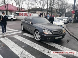 В центре Николаева водитель припарковал «Мереседес» сразу на двух пешеходных переходах