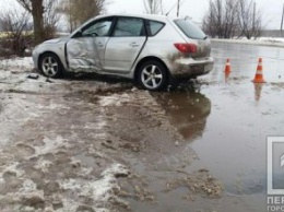 Занесло на мокрой дороге: на Днепропетровщине легковушка врезалась в дерево, есть пострадавшие