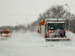 Почти 130 единиц техники расчищают от снега дороги области