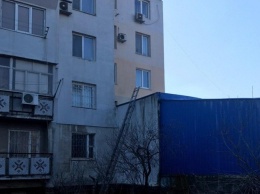 На Таирова на крыше магазина нашли труп бабушки: подозревают самоубийство