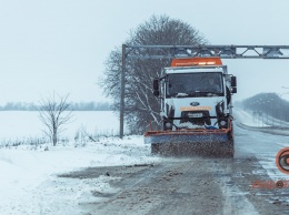 Непогода в Днепре: коммунальщики обеспечивают безопасное движение на особо сложных участках дорог