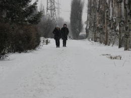 Никополь засыпало снегом и залило дождем: ситуация на дорогах