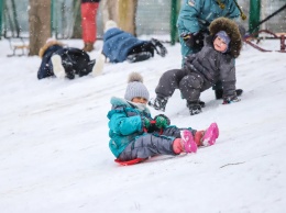 Снежное Запорожье: дети катаются на санках и лепят снеговиков, - ФОТОРЕПОРТАЖ