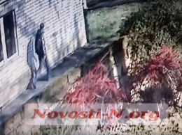 В Николаеве на видео сняли закладчика, который доставал из носков и прятал наркотики