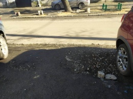 По улице Гимназической ремонтируют тротуар. Фото