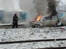 В центральном районе Запорожья загорелась легковушка - фото