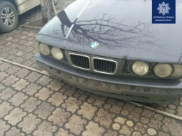 Мариупольские полицейские нашли водителя BMW, который влетел в забор, - ФОТО