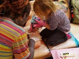 Девочка в 9 лет стала самым молодым тату-мастером (фото)