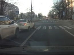 В центре Николаева два водителя устроили гонки: автомобили столкнулись. ВИДЕО