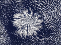 Спутник NASA зафиксировал редкие и невероятно красивые облака (фото)