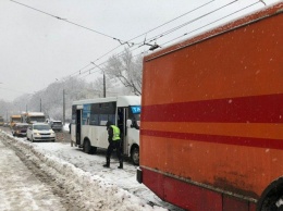 На Небесной Сотни маршрутка врезалась в троллейбус: в одной пассажирки выбиты зубы