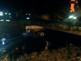 В Днепропетровской области автомобиль упал с моста в реку - погибла девушка