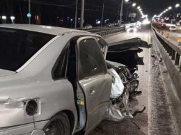Сразу два автомобиля «атаковали» отбойник на мосту в Киеве: есть пострадавшие. ФОТО