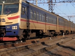 Пассажиры поезда Днепр - Запорожье несколько часов ехали под дождем из-за дырявого потолка в вагоне (видео)