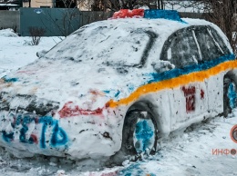 В Днепре слепили патрульную машину из снега: на место вызвали полицию