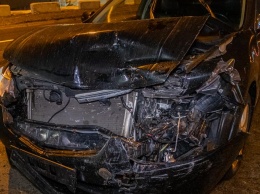 ДТП на Новом мосту в Днепре: авто влетело в отбойник