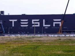 Tesla отзывает 15 тысяч электрокаров Model X в Северной Америке