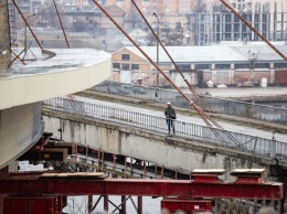 Киевский мост, который строят десятки лет, показали с высоты птичьего полета