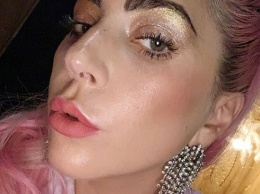 Без бровей и ресниц: Леди Гага удивила странным образом из повседневной жизни