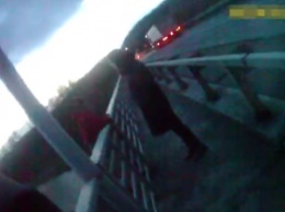 Хотела шагнуть с моста: в Виннице полицейские спасли беременную женщину. Невероятное видео