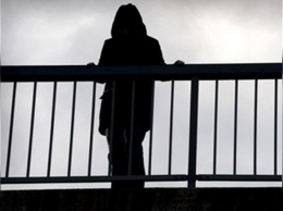 В Виннице полицейские помешали беременной женщине спрыгнуть с моста: видео