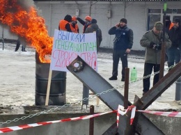 Харьков заволокло едким дымом: протестующие на рынке построили баррикады и жгут шины