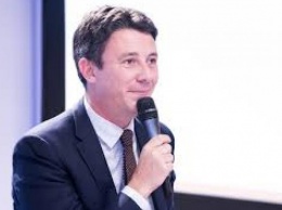 Кандидат Макрона в мэры Парижа снимается с выборов из-за "секстинга"