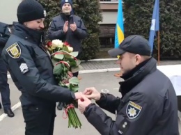 Во Львове полицейский трогательно признался в любви коллеге в День святого Валентина. ВИДЕО