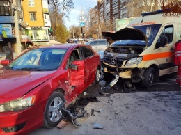 В центре Запорожья "Скорая" попала в серьезное ДТП (фото)