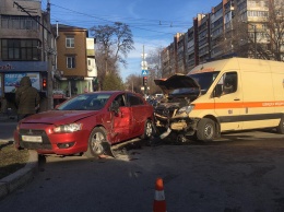 В центре Запорожья Mitsubishi столкнулась со "скорой", перевозившей тяжелого больного