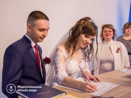 В Мультицентре на Левобережье провели первую свадебную церемонию
