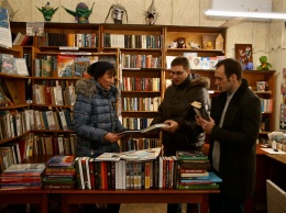 «Крымская газета» подарила 60 книг Партизанской сельской библиотеке