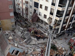 В Стамбуле рухнуло семиэтажное здание, повредив стоящие рядом