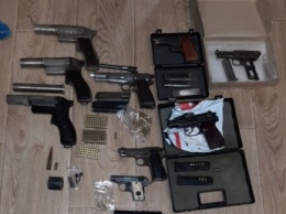 Начальник сектора ГСЧС организовал торговлю оружием. Попался на "контрольной закупке" (фото)