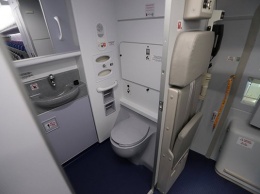 ''Смертельная опасность'': бортпроводник раскрыл правду о туалетах в самолете