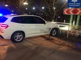 В Херсоне пьяный водитель на BMW влетел в ограждение